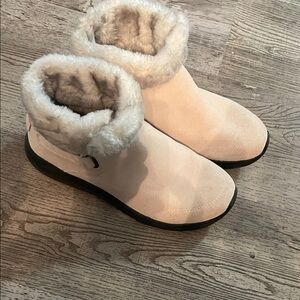 Skechers Women's Beige Fur-Lined GOGA MAT Winter Boots